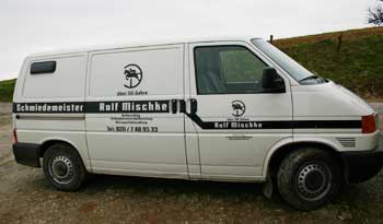 Heute ist Schmiedemeister Rolf Mischke mit der mobilen Schmiede unterwegs